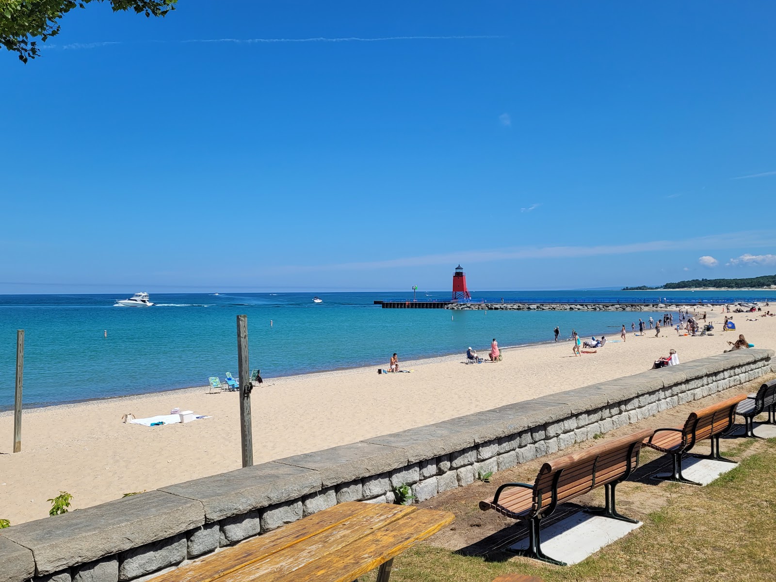 Michigan Beach Park的照片 带有碧绿色纯水表面