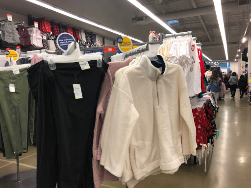 Clothing Store «Old Navy», reviews and photos, 17470 Southcenter Pkwy, Tukwila, WA 98188, USA