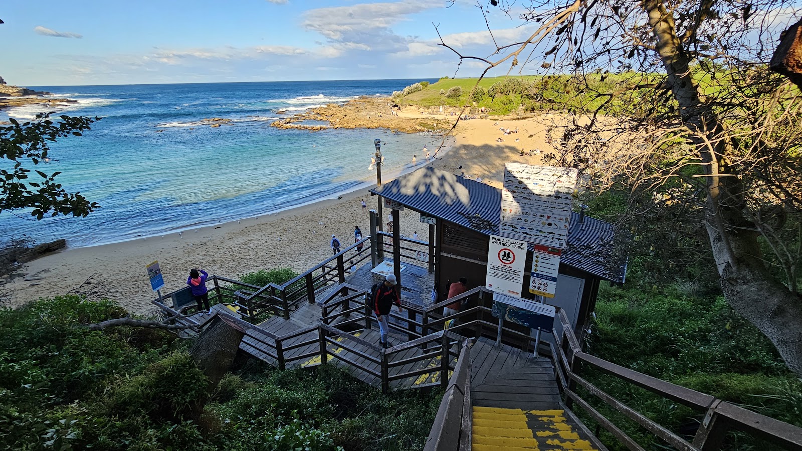 Foto van Little Bay Beach en de nederzetting