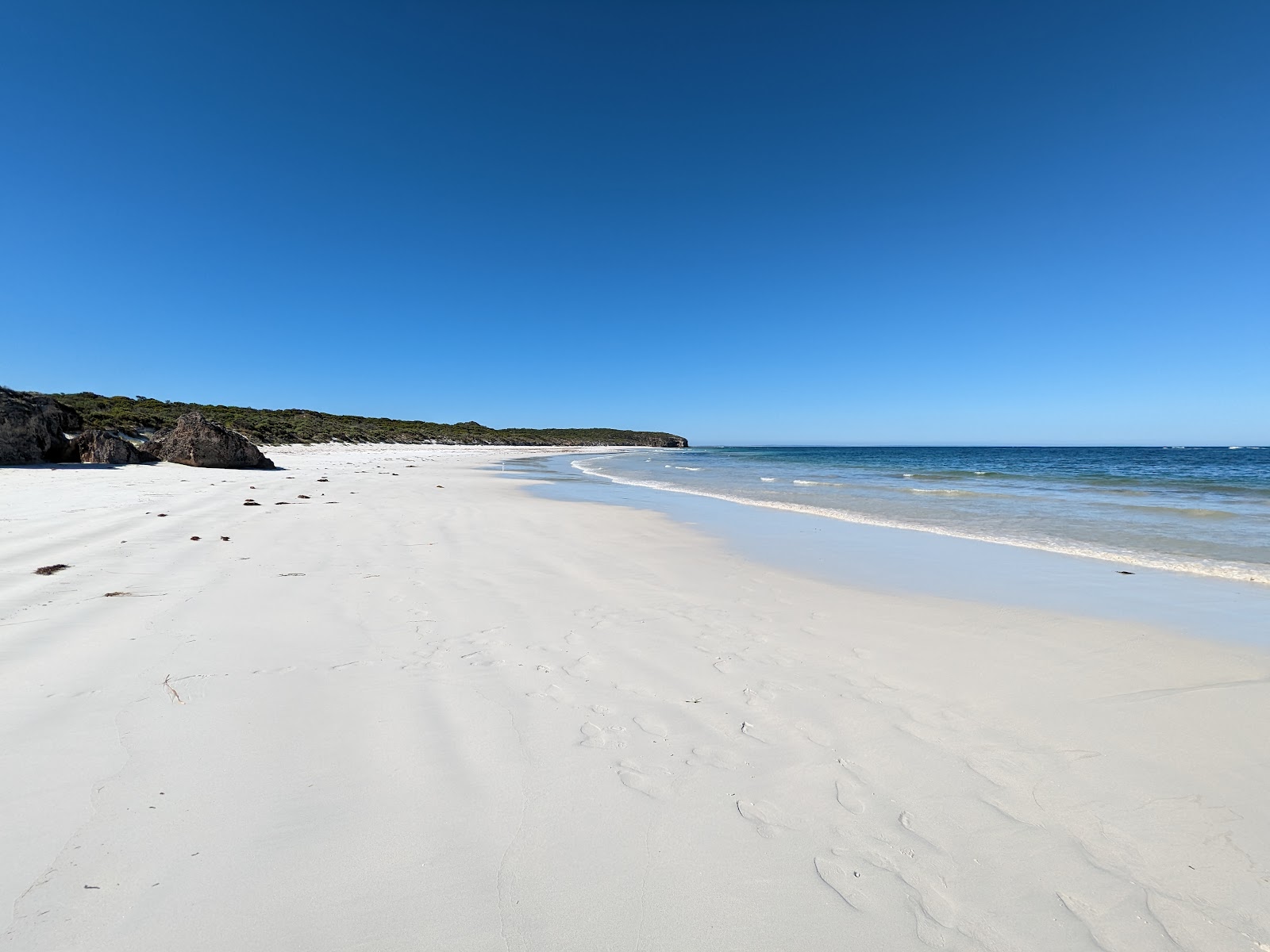 Fotografija Wheaton's Beach z beli pesek površino