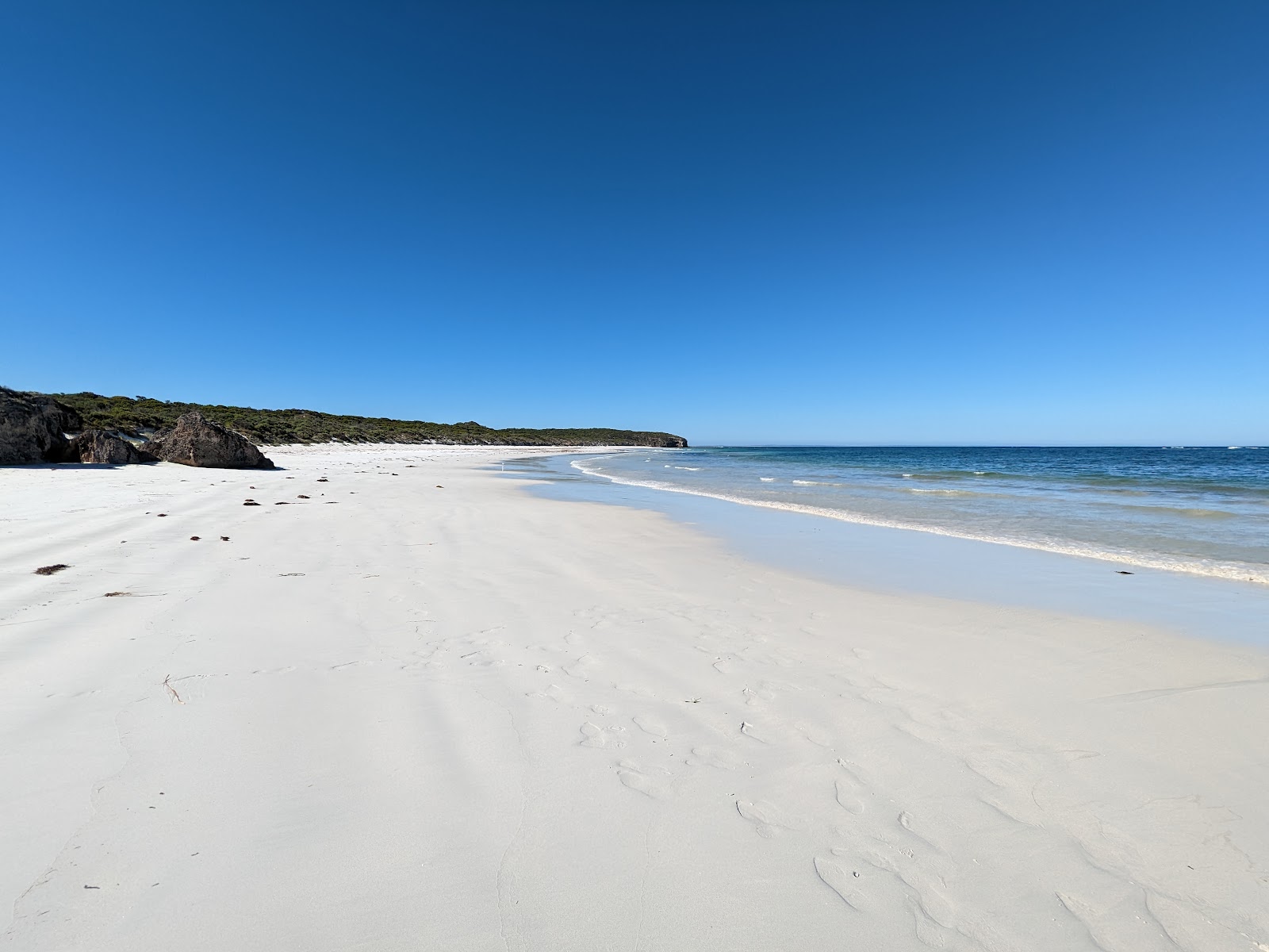 Foto de Wheaton's Beach con arena blanca superficie