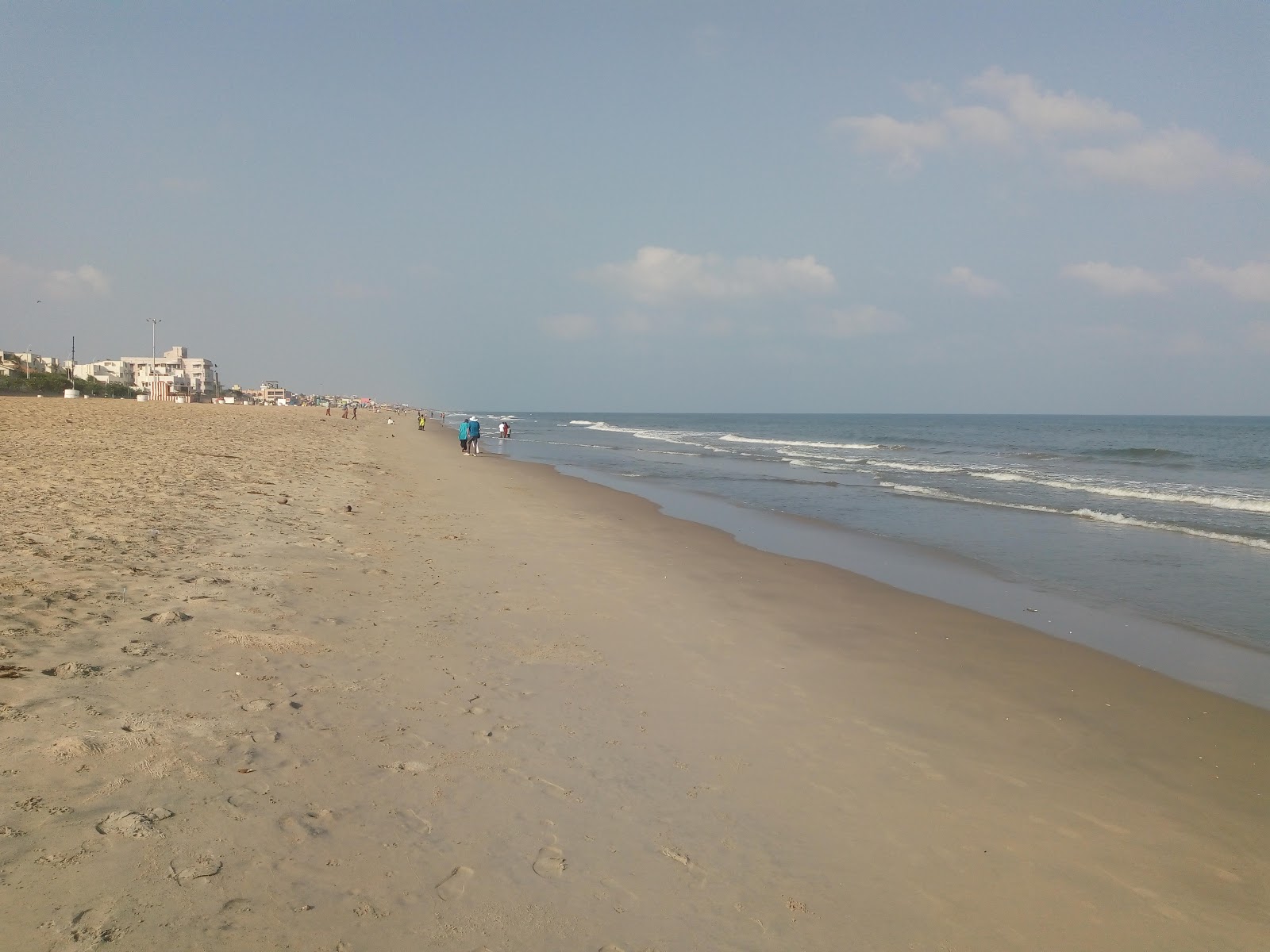 Fotografija Thiruvalluvar Nagar Beach z svetel pesek površino