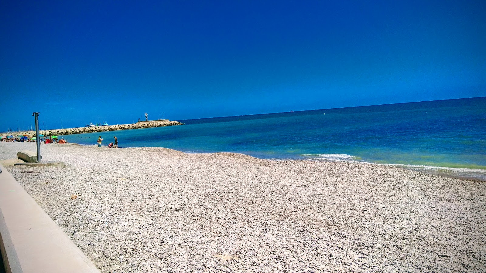 Platja del Marjal的照片 带有蓝色纯水表面