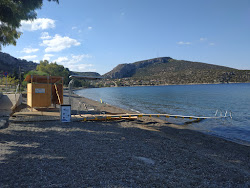 Foto van Alyki Beach ondersteund door kliffen