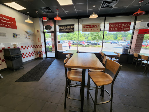 Shopping Mall «Gateway Shopping Center», reviews and photos, 221 E Swedesford Rd, Wayne, PA 19087, USA