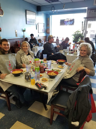 Shopping Mall «Iroquois Manor Shopping Center», reviews and photos, 5330 S 3rd St, Louisville, KY 40214, USA