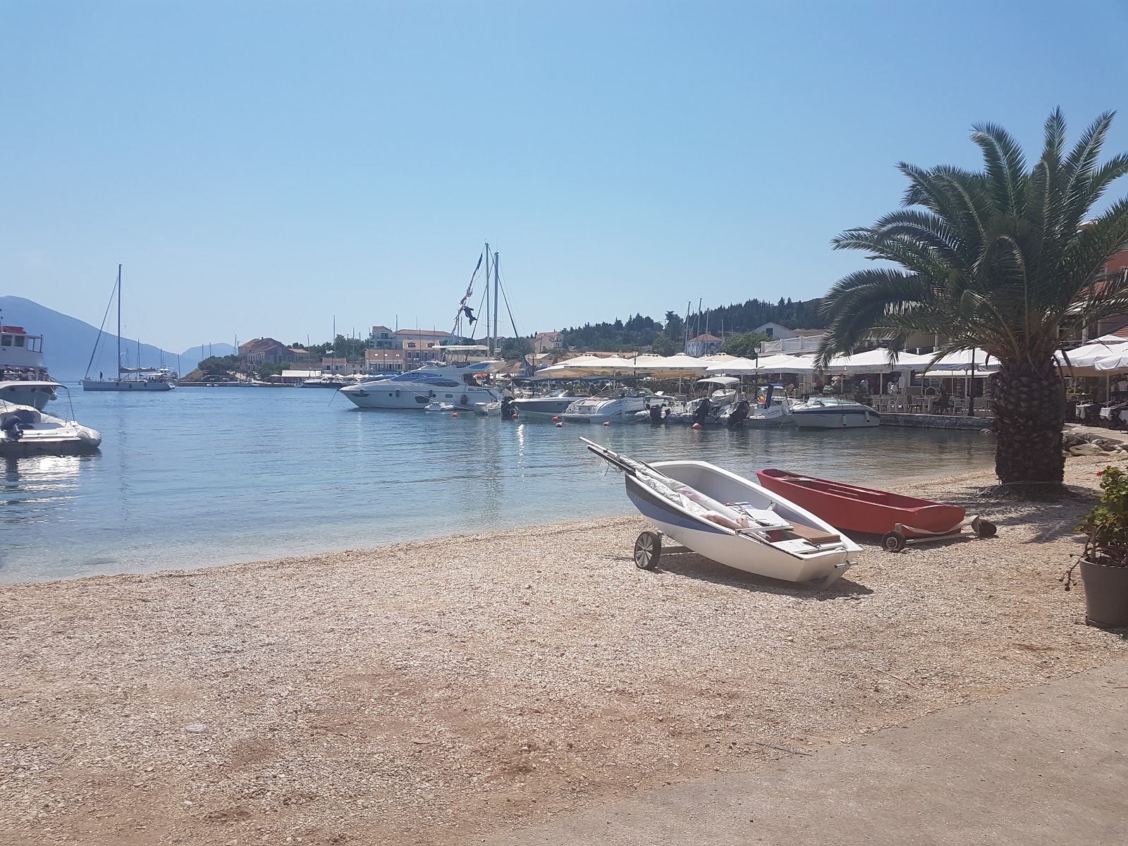 Foto van Fiskardo beach en de nederzetting