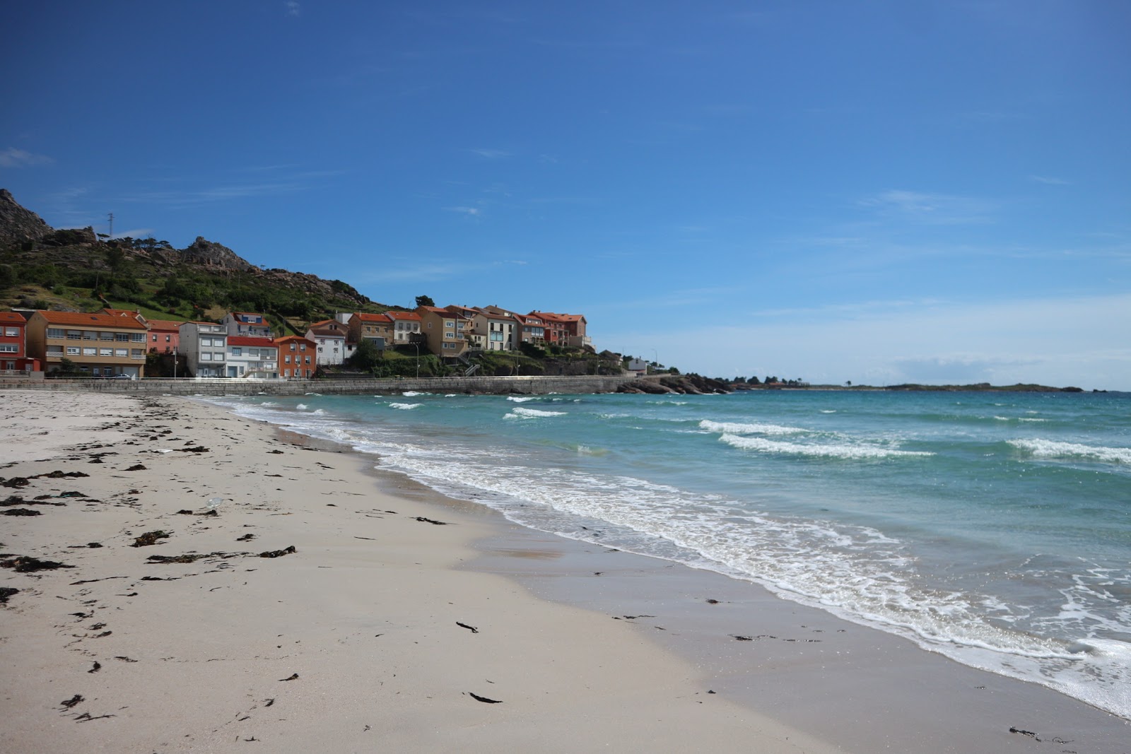 Praia do Pindo'in fotoğrafı beyaz ince kum yüzey ile