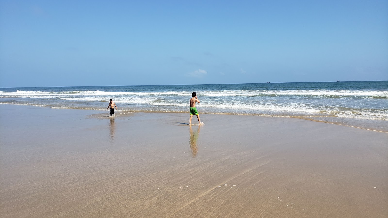 Dancing Rock beach的照片 带有碧绿色纯水表面