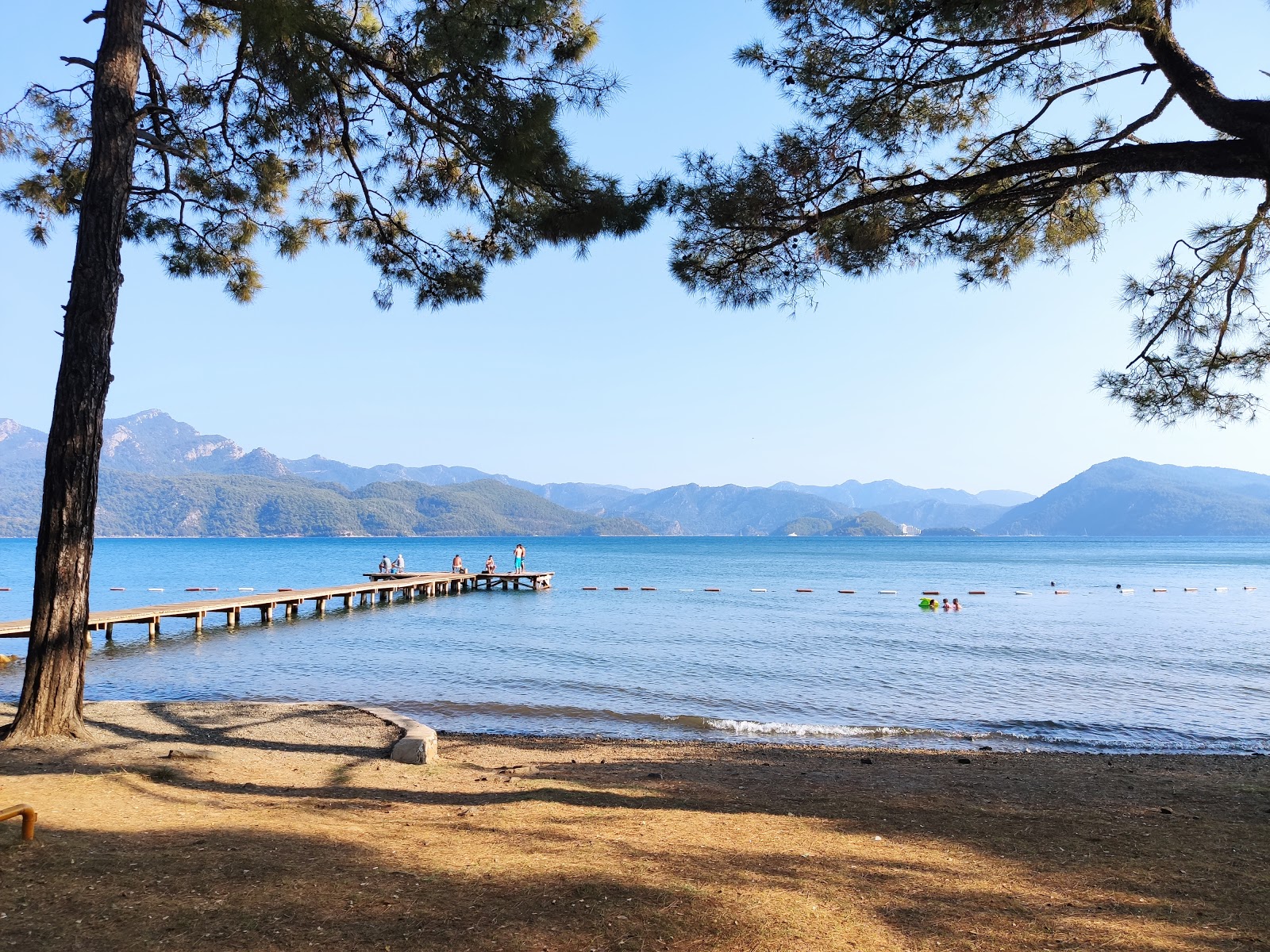 Çubucak Camp Plajı'in fotoğrafı uçurumlarla desteklenmiş