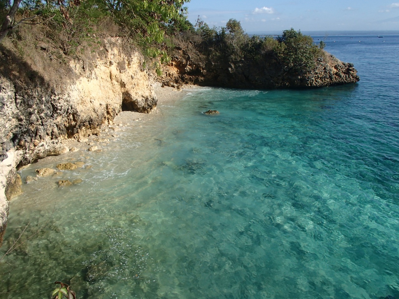 Foto di Tanjung Sabui con una superficie del sabbia luminosa e rocce