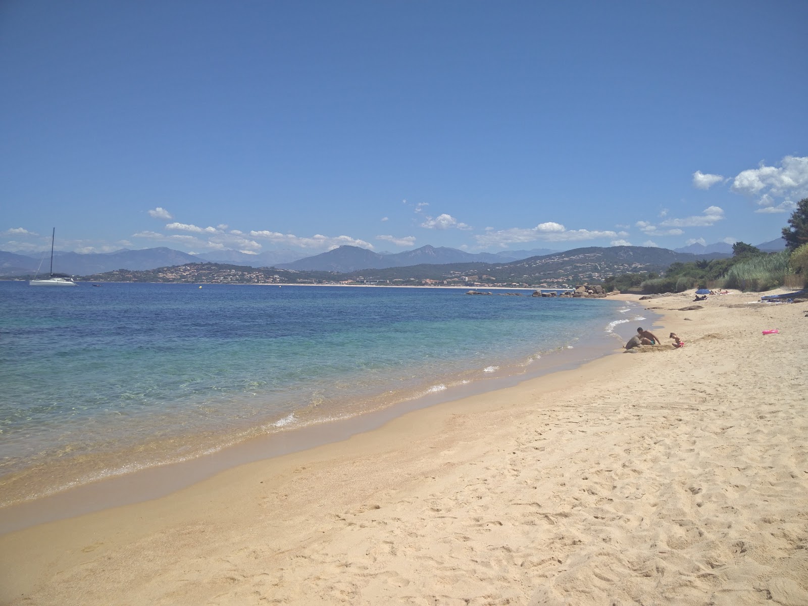 Foto de Isolella long beach e sua bela paisagem