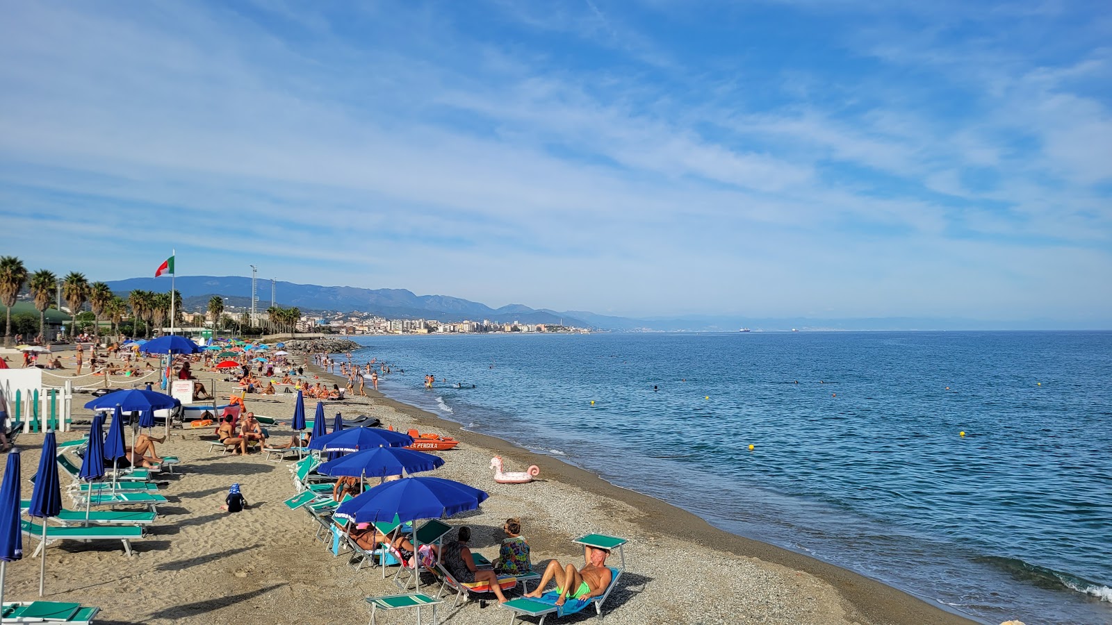 Foto van Spiaggia di Zinola met helder zand oppervlakte