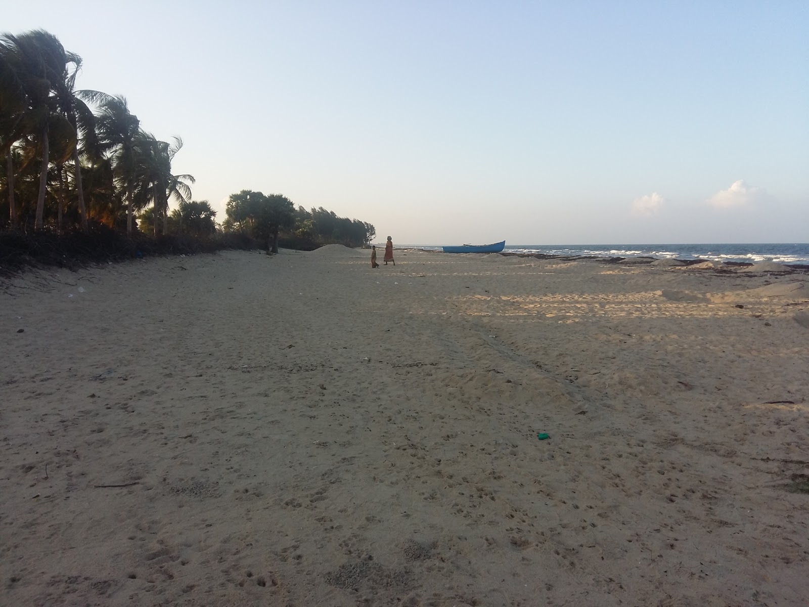 Φωτογραφία του Pudhuvalasai Beach με φωτεινή άμμος επιφάνεια