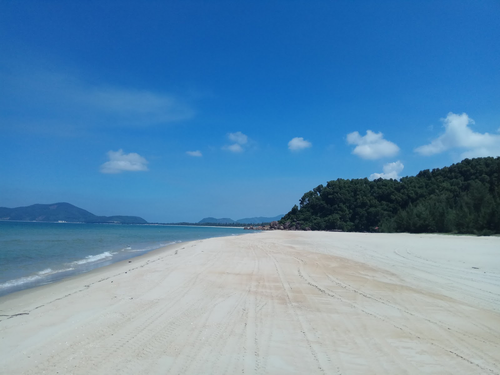 Valokuva Canh Duong Beachista. pinnalla kirkas hieno hiekka:n kanssa