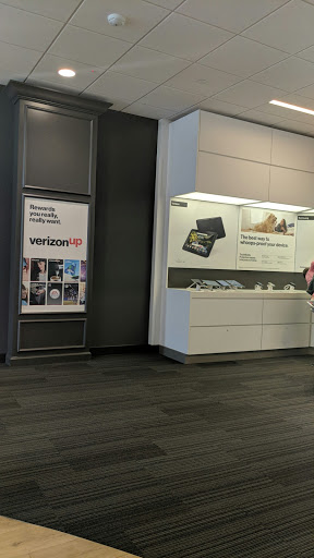 Cell Phone Store «Verizon», reviews and photos, 2201 S Wolf Rd, Hillside, IL 60162, USA