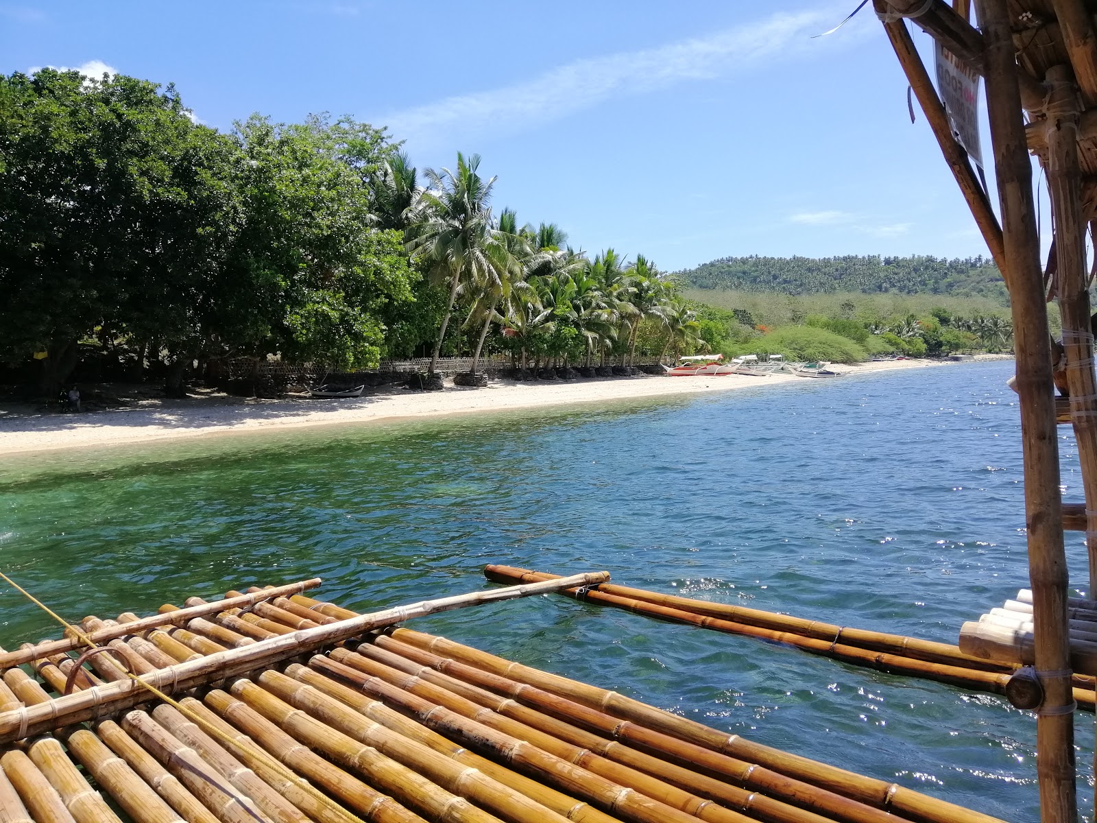 Foto de Pili Beach e o assentamento