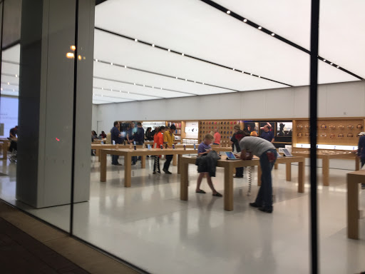 Computer Store «Apple Country Club Plaza», reviews and photos, 227 Nichols Rd, Kansas City, MO 64112, USA