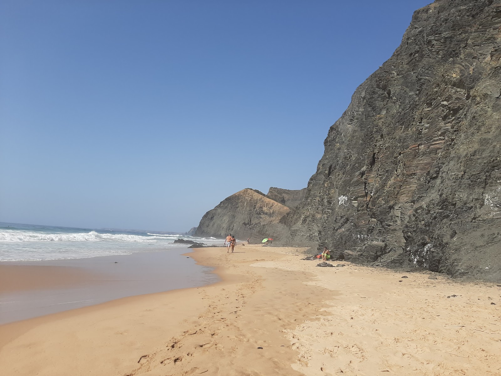 Foto von Barriga Beach umgeben von Bergen