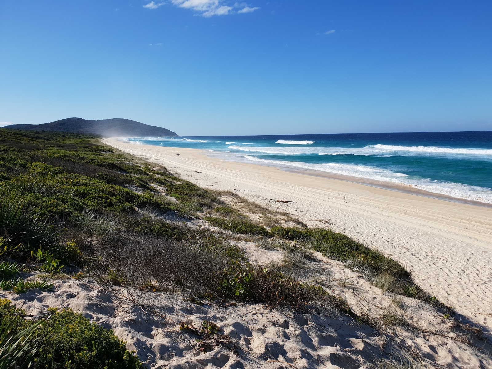 Foto de Seven Mile Beach com areia bege fina superfície