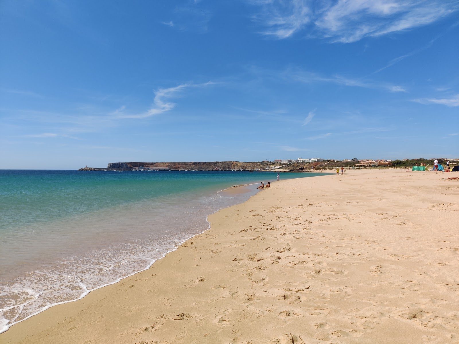Fotografie cu Praia do Martinhal cu o suprafață de nisip beige