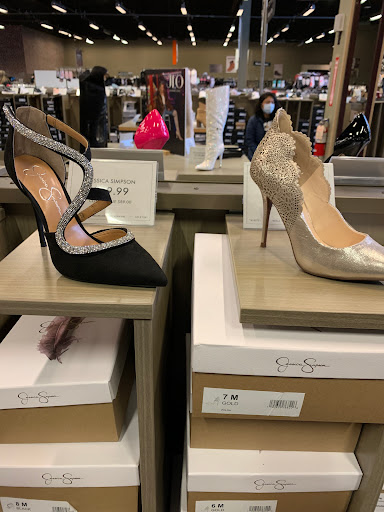 Shoe Store «DSW Designer Shoe Warehouse», reviews and photos, 17100 Southcenter Pkwy, Tukwila, WA 98188, USA