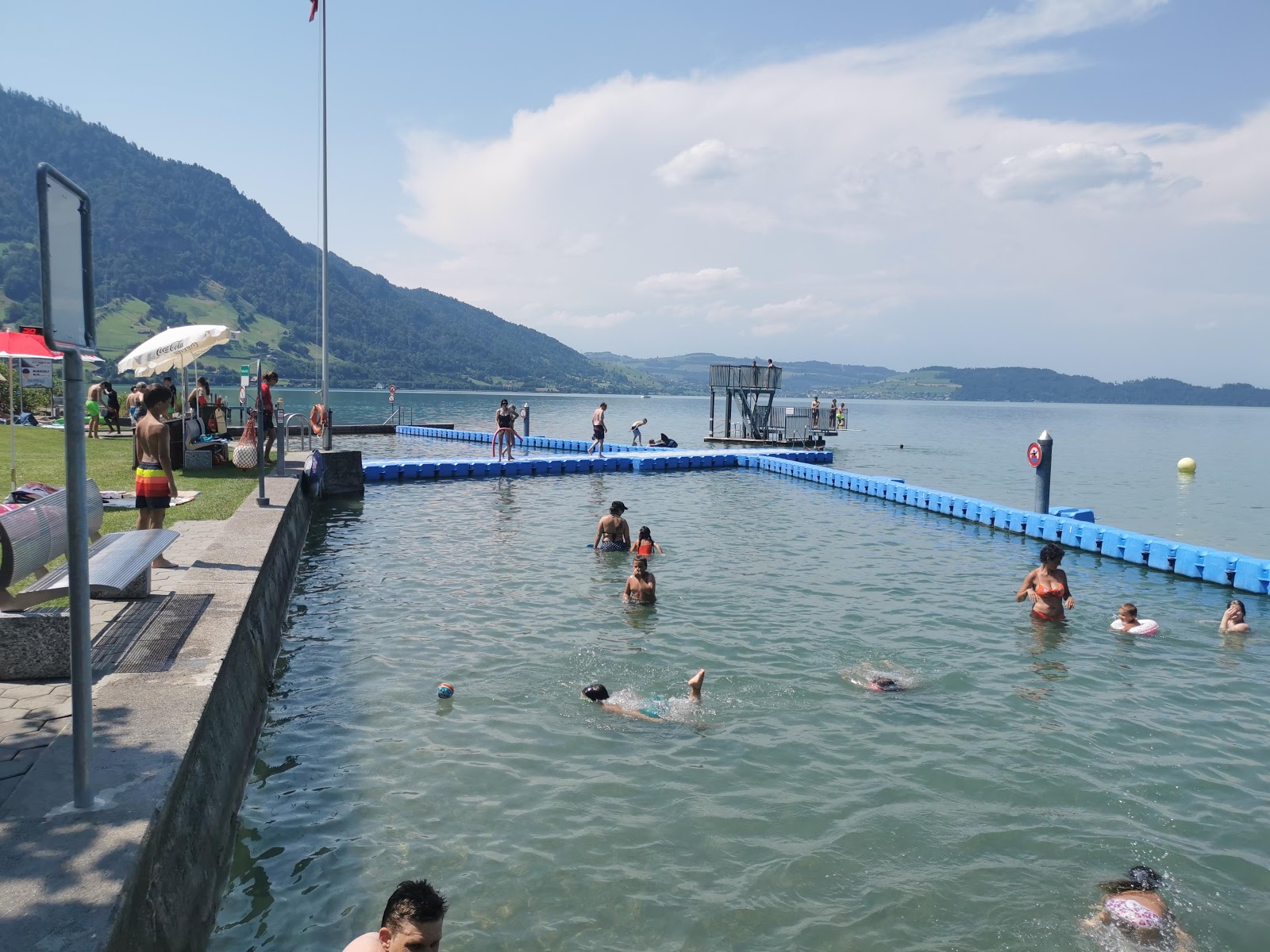 Foto de Seebad Arth Beach com uma linha costeira reta