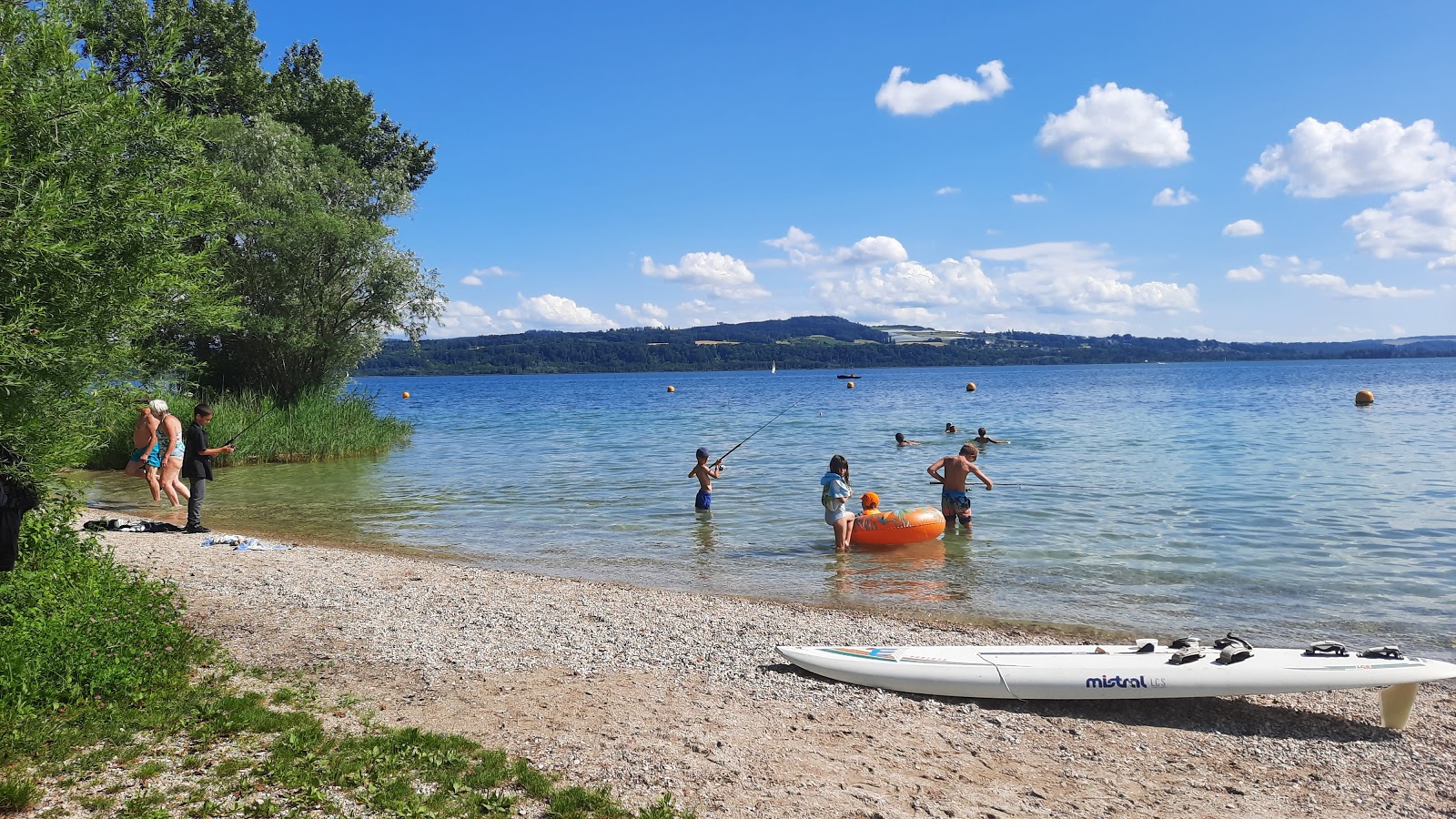 Foto von Camping Les Pins Beach mit kleine, beiger kiesel Oberfläche