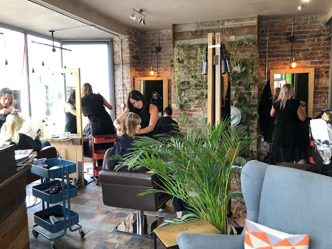 Reviews of Stacey Yuen Aveda Brynmill in Swansea - Barber shop