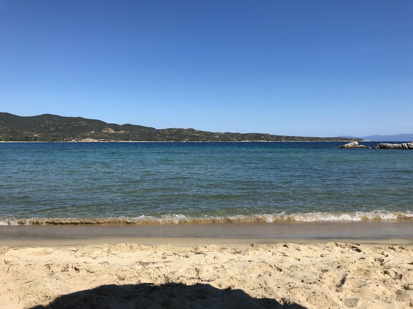 Linaraki Beach'in fotoğrafı uçurumlarla desteklenmiş