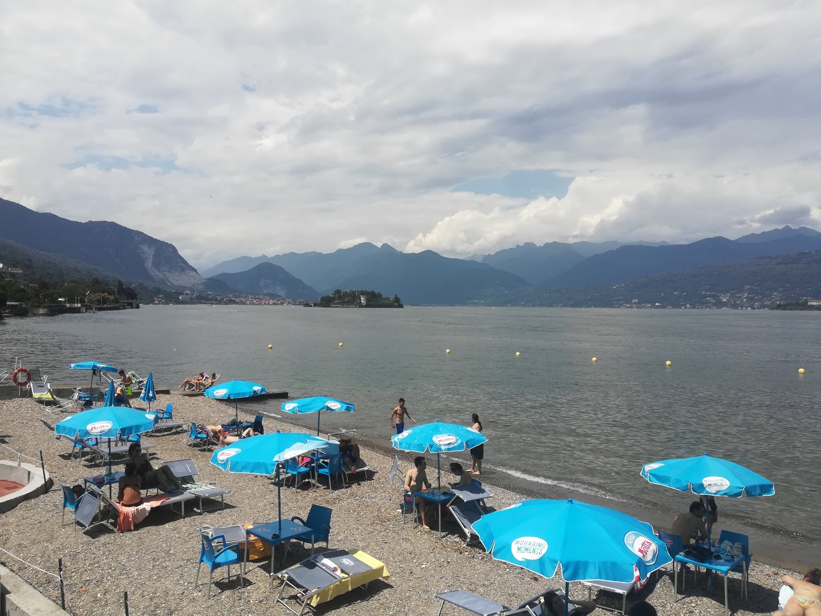 Zdjęcie Spiaggia di Stresa poparte klifami