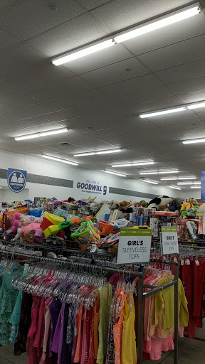 Thrift Store «Thunderbird & Dysart Goodwill Retail Store & Donation Center», reviews and photos, 13055 W Thunderbird Rd, El Mirage, AZ 85335, USA