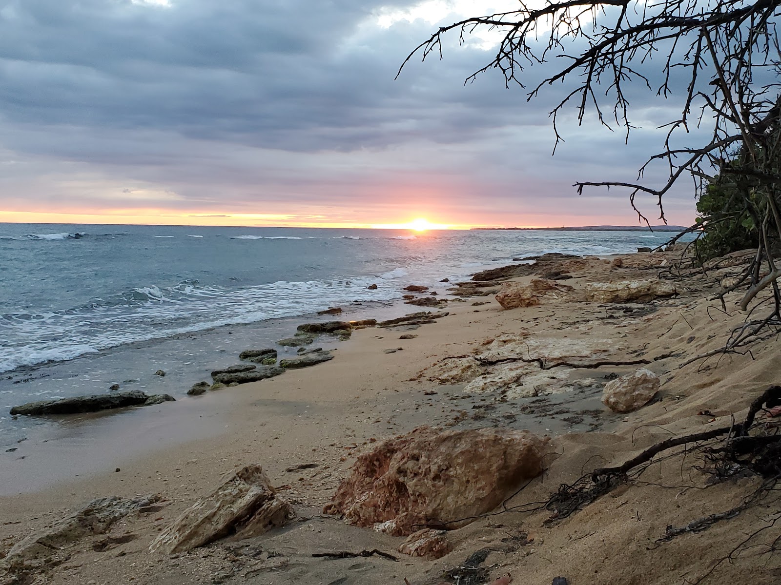 Playa Pelicano'in fotoğrafı düz bir kıyı şeridi ile birlikte