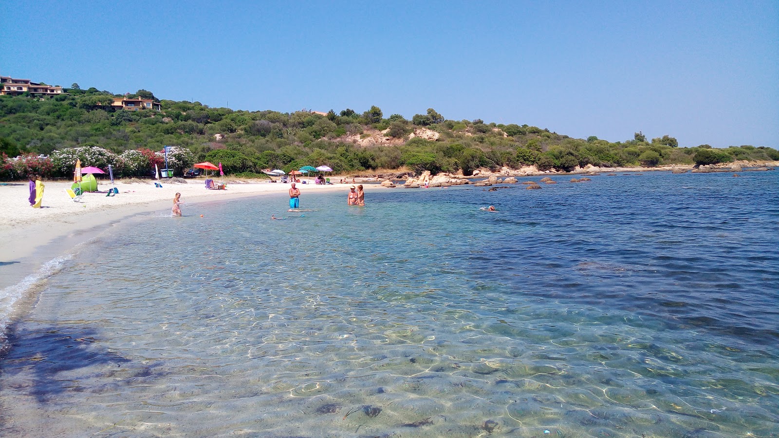 Φωτογραφία του Porto Ottiolu N με καφέ άμμος επιφάνεια