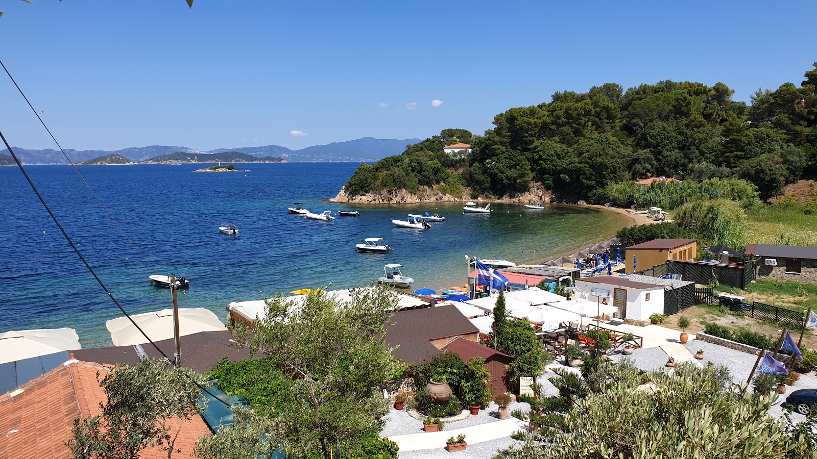 Foto von Kanapitsa beach umgeben von Bergen