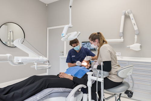 Docteur Michael Arroche - Chirurgien Dentiste- Implantologie - Esthétique à Levallois-Perret