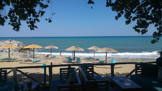 Stomio dock beach