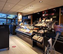 Junge Die Bäckerei. photo