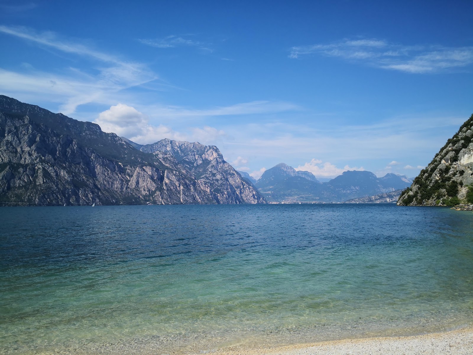 Spiaggia Baitone'in fotoğrafı geniş bir kıyı şeridi ile birlikte