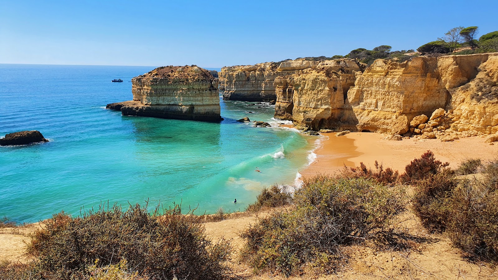 Foto di Praia das Salamitras con una superficie del sabbia beige