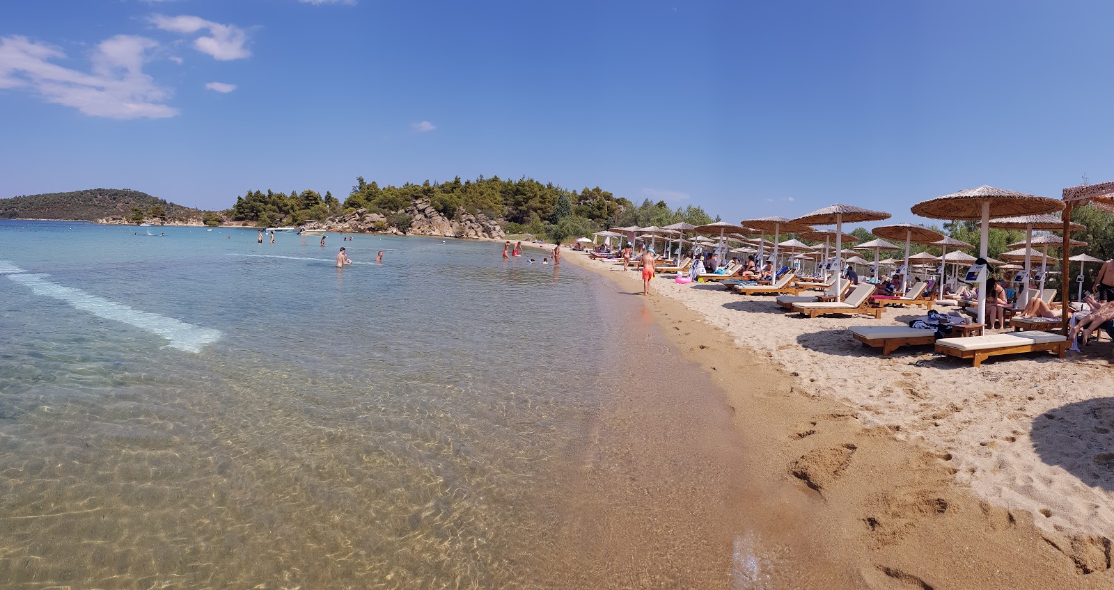 Foto de Lagonis beach III com areia fina e brilhante superfície