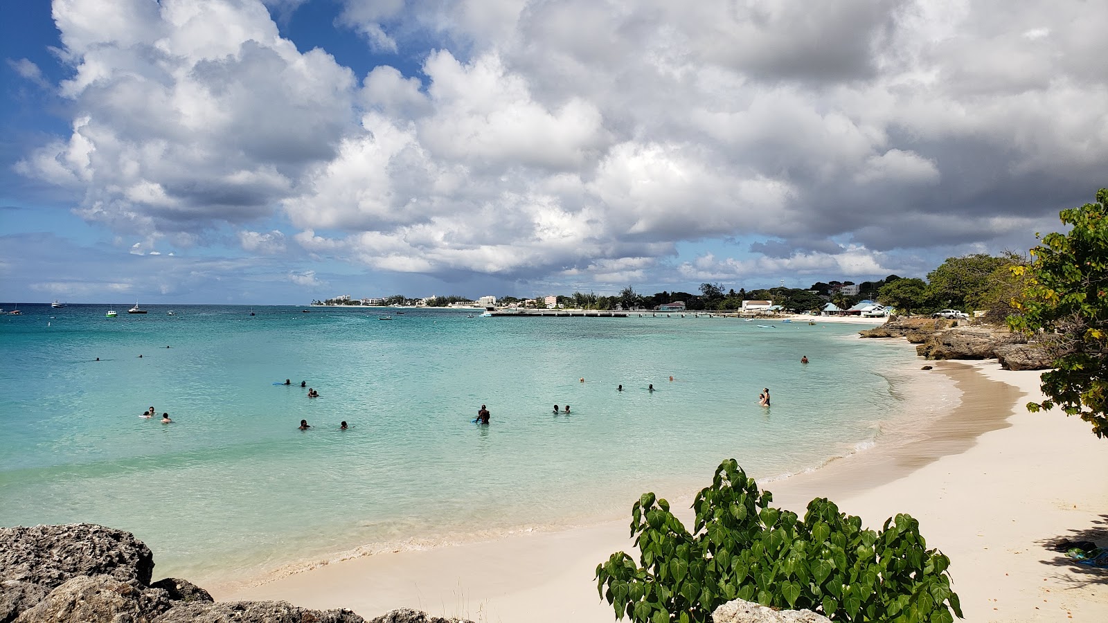 Valokuva Miami Barbadosista. pinnalla kirkas hieno hiekka:n kanssa