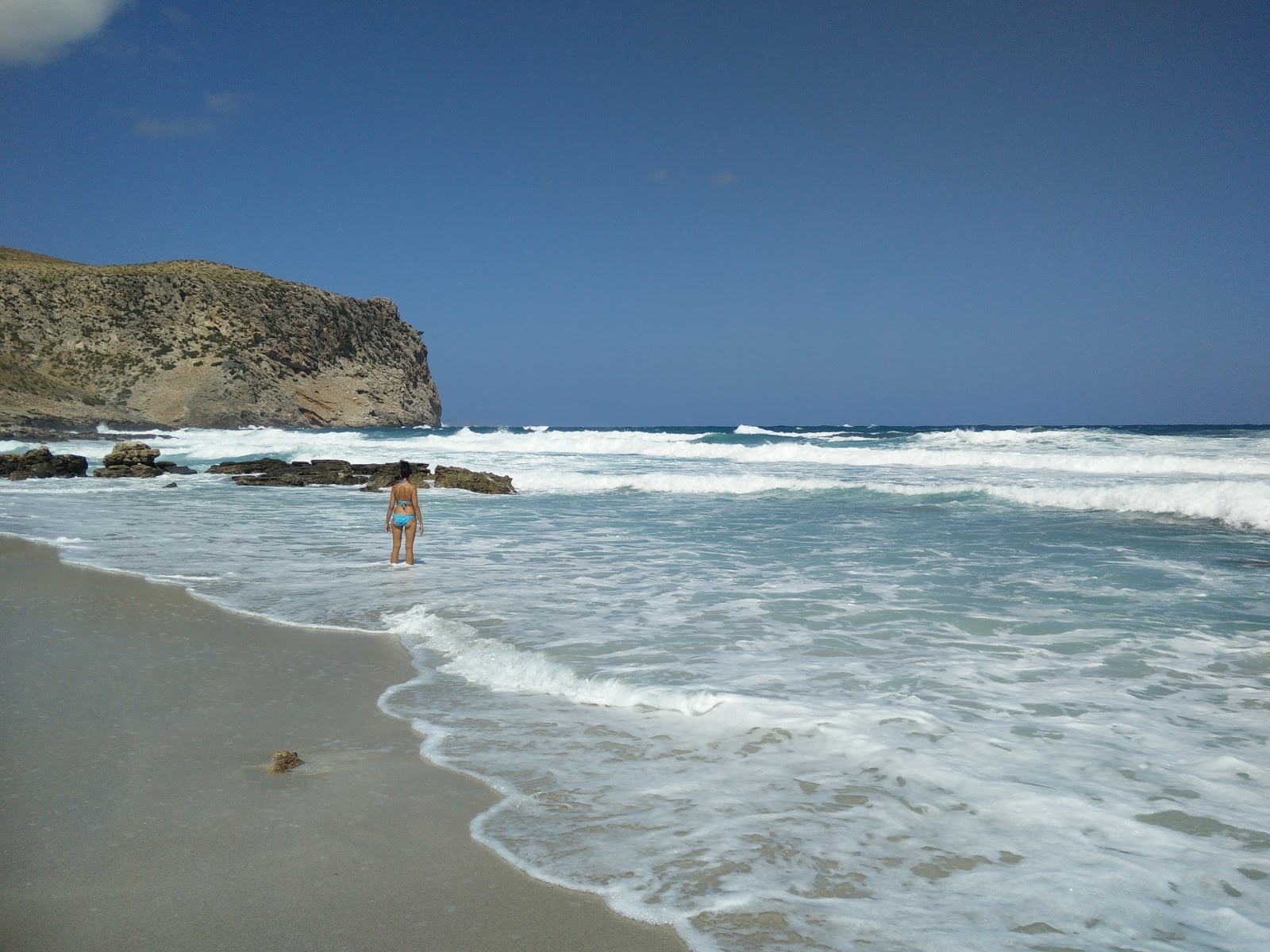 Foto av Playa S'Arenalet des Verger omgiven av klippor