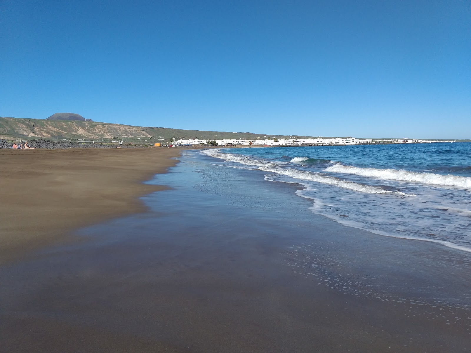 Valokuva Playa de la Garitaista. pinnalla vihreä puhdas vesi:n kanssa
