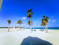 Foto van Al Mirfa Beach met een ruime kustlijn
