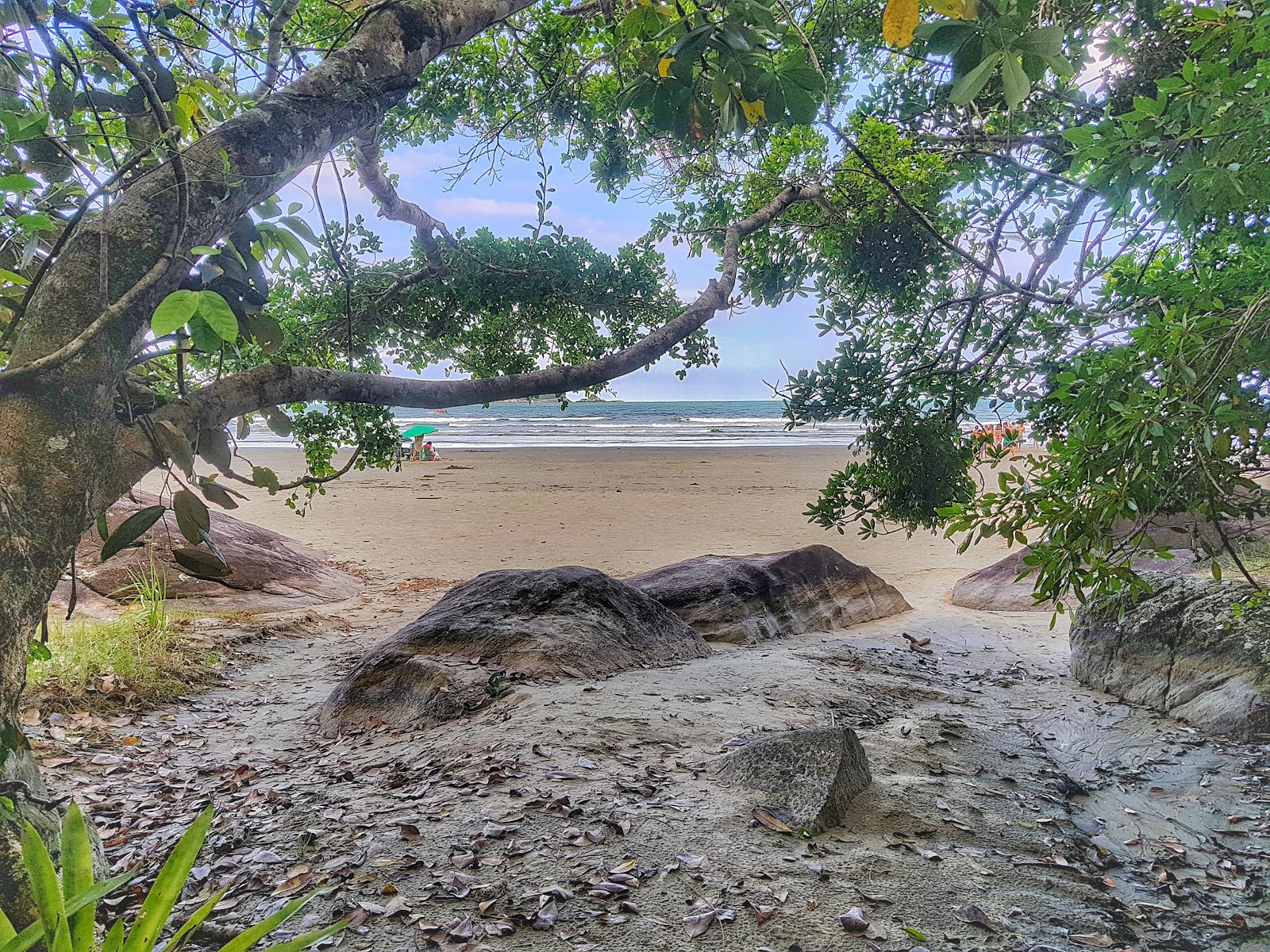 Photo de Praia do Arpoador protégé par des falaises