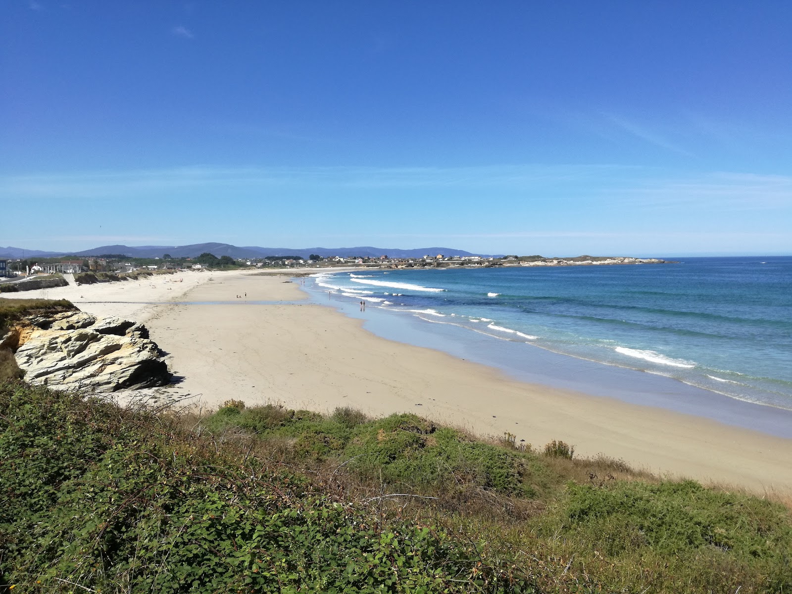 Foto di Praia de Arealonga con una superficie del sabbia beige fine