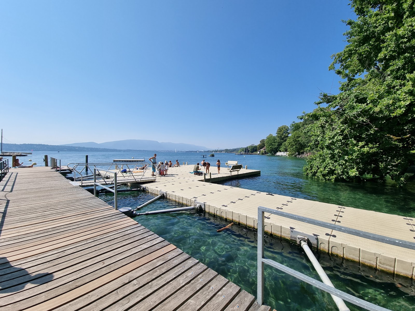 Foto de Les Bains de Saugy com superfície de concreto pavimentado superfície