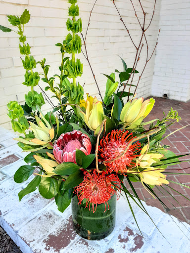 Florist «K & M Floral & Interior Plant Designs», reviews and photos, 537 Main St, Woodland, CA 95695, USA