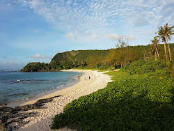Tanguisson Beach'in fotoğrafı dağlarla çevrili